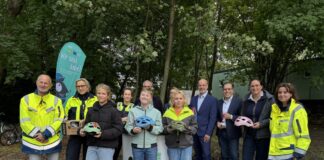 Ein Helm kann bei einem Unfall ein Lebensretter sein. Dafür engagieren sich: Bojan Smigoc (Kreisverkehrswacht), Jessica Werner und Anja Stropp (Polizei), Schulleiter Christoph Jakubowski, Claudia Feller, Stephan Kopp und Sascha Becker (Kreis Mettmann), Britta Sieper (Puky), Tanja Smigoc (Kreisverkehrswacht) und drei Schüler der Liebfrauenschule. Foto: Kreis ME
