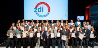 zdi.NRW (Zukunft durch Innovation.NRW) ist mit über 5.700 Partnerschaften aus Wissenschaft, Wirtschaft, Schule, Politik und Gesellschaft europaweit das größte Netzwerk zur Förderung des MINT-Nachwuchses und hat in über 20 Jahren mehr als 4,5 Millionen junge Menschen erreicht. Foto: zdi.NRW 2025