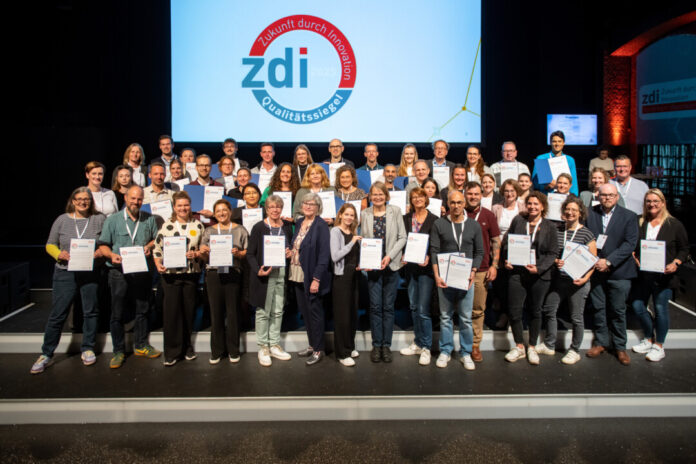 zdi.NRW (Zukunft durch Innovation.NRW) ist mit über 5.700 Partnerschaften aus Wissenschaft, Wirtschaft, Schule, Politik und Gesellschaft europaweit das größte Netzwerk zur Förderung des MINT-Nachwuchses und hat in über 20 Jahren mehr als 4,5 Millionen junge Menschen erreicht. Foto: zdi.NRW 2025