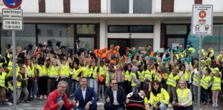 Rund 200 Schülerinnen und Schüler setzten ein Zeichen für sichere Schulwege. Foto: Kreis ME
