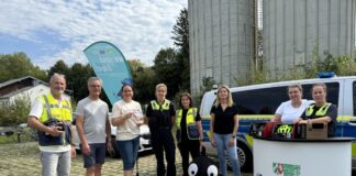 Bojan Smigoc (Kreisverkehrswacht), Dezernent Nils Hanheide, Britta Sieper (Firma Puky), Jessica Werner (Kreispolizei), Tanja Smigoc (Kreisverkehrswacht), Claudia Feller (Stabsstelle Mobilität, Kreis Mettmann), Stephanie Kleimann (Kreispolizei) und Anja Stopp (Kreispolizei). Foto: Kreis ME