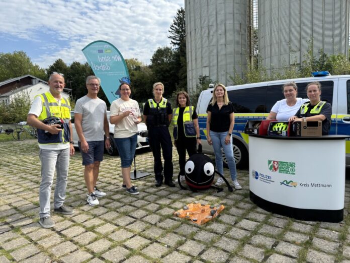 Bojan Smigoc (Kreisverkehrswacht), Dezernent Nils Hanheide, Britta Sieper (Firma Puky), Jessica Werner (Kreispolizei), Tanja Smigoc (Kreisverkehrswacht), Claudia Feller (Stabsstelle Mobilität, Kreis Mettmann), Stephanie Kleimann (Kreispolizei) und Anja Stopp (Kreispolizei). Foto: Kreis ME