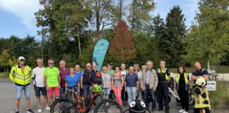 Ralf Hühne (Kreisverkehrswacht), Dezernent Nils Hanheide und Michael Gertler (Kreisverkehrswacht) und die Teilnehmenden des Pedelec-Kurses, gemeinsam mit Jessica Werner (Kreispolizeibehörde), Tanja Smigoc (Kreisverkehrswacht) und Carsten Kluke (Feuerwehr Mettmann). Foto: Kreis Mettmann