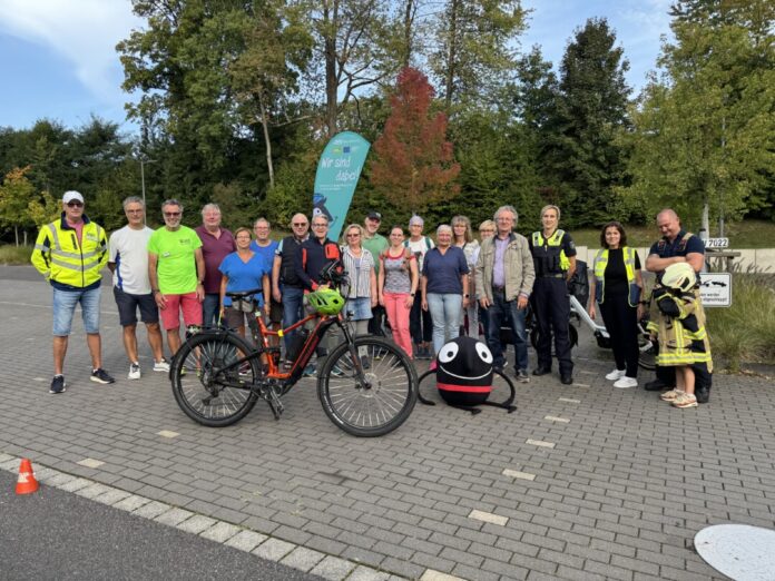 Ralf Hühne (Kreisverkehrswacht), Dezernent Nils Hanheide und Michael Gertler (Kreisverkehrswacht) und die Teilnehmenden des Pedelec-Kurses, gemeinsam mit Jessica Werner (Kreispolizeibehörde), Tanja Smigoc (Kreisverkehrswacht) und Carsten Kluke (Feuerwehr Mettmann). Foto: Kreis Mettmann