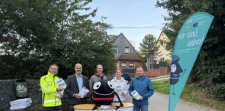 Michael Krahl (Stadt Heiligenhaus), Stephan Kopp (Dezernent, Kreis Mettmann), Marcel Beckmann und Claudia Feller (Stabsstelle Mobilität, Kreis Mettmann) und Andreas Sauerwein (Technischer Beigeordneter, Stadt Heiligenhaus). Foto: Kreis ME