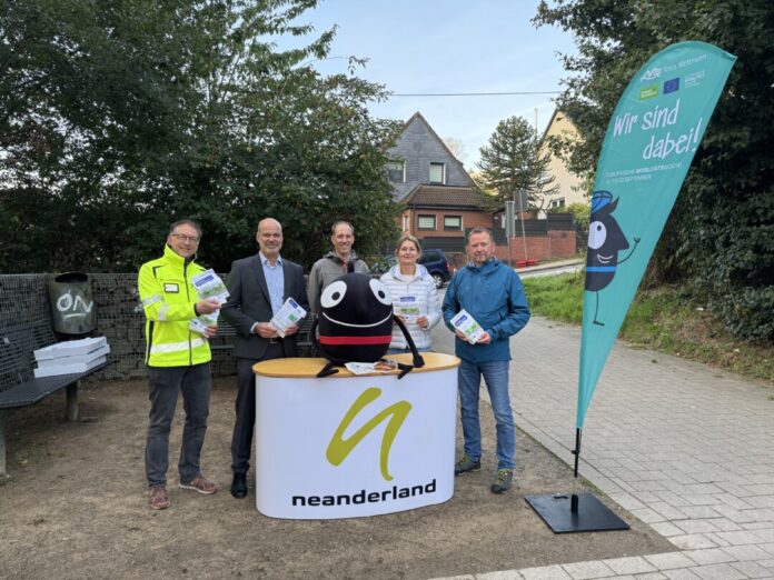 Michael Krahl (Stadt Heiligenhaus), Stephan Kopp (Dezernent, Kreis Mettmann), Marcel Beckmann und Claudia Feller (Stabsstelle Mobilität, Kreis Mettmann) und Andreas Sauerwein (Technischer Beigeordneter, Stadt Heiligenhaus). Foto: Kreis ME