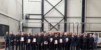 Freude bei den Verantwortlichen sowie 26 erfolgreichen Absolventen der Kreis-Feuerwehrschule. Foto: Kreis ME