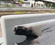 Eine Bank wurde durch einen Brand beschädigt. Foto: Bundespolizei