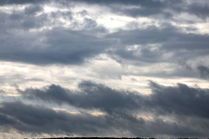 Wolken und Regen sind am Freitag für NRW vorausgesagt. (Symbolbild)