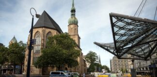 Bevor sie das Schlaflager von zwei Obdachlosen anzündeten, sollen die Täter gemeinsam mit ihnen an der Reinoldi-Kirche getrunken haben. (Archivbild)