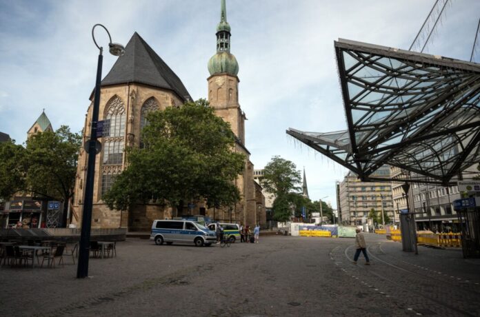 Bevor sie das Schlaflager von zwei Obdachlosen anzündeten, sollen die Täter gemeinsam mit ihnen an der Reinoldi-Kirche getrunken haben. (Archivbild)