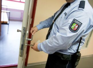 Tausende Menschen sitzen bundesweit ersatzweise ein, weil sie Geldstrafen wegen Schwarzfahrens nicht bezahlen konnten. 