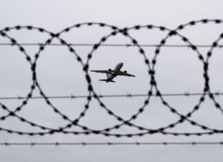 Der Flughafen Düsseldorf sei für Abschiebungen einer der wichtigsten bundesweit. (Archivbild)