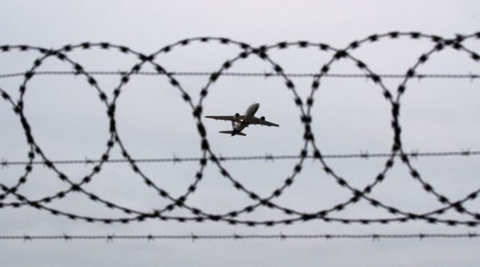 Der Flughafen Düsseldorf sei für Abschiebungen einer der wichtigsten bundesweit. (Archivbild)