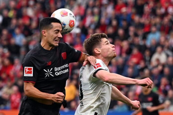 Leverkusens Lucas Vázquez und Gladbachs Lukas Ullrich kämpfen um den Ball.