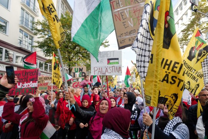 Die Demonstranten wollen auf die Situation der Palästinenser aufmerksam machen.