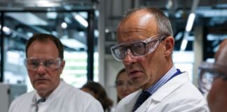 Hinsichtlich der CDU-Ergebnisse bei der Kommunalwahl zeigte sich Merz beim Besuch des Henkel-Werks optimistisch.