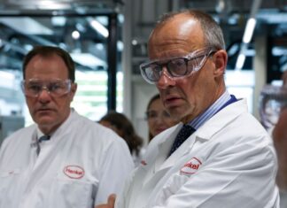 Hinsichtlich der CDU-Ergebnisse bei der Kommunalwahl zeigte sich Merz beim Besuch des Henkel-Werks optimistisch.