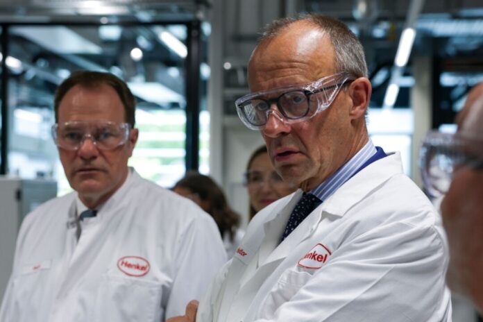 Hinsichtlich der CDU-Ergebnisse bei der Kommunalwahl zeigte sich Merz beim Besuch des Henkel-Werks optimistisch.