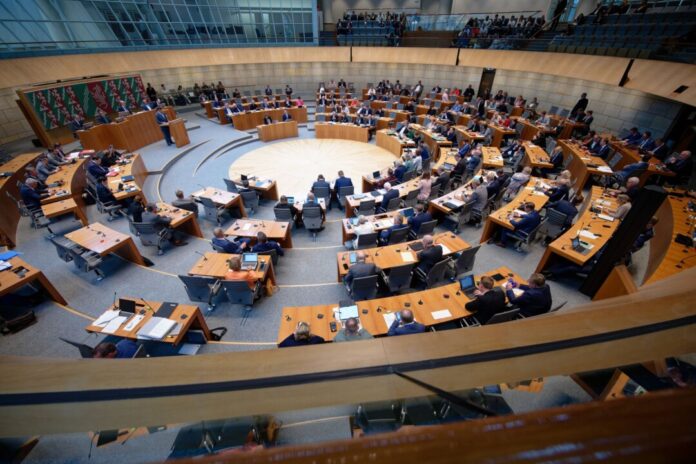 Die Opposition im NRW-Landtag verlangt von der Regierung Aufklärung zu einem «Kita-Geheimpapier».