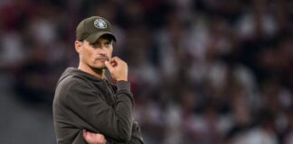 Musste nach der Niederlage in Stuttgart über einiges nachdenken: St. Paulis Trainer Alexander Blessin. (Archiv)