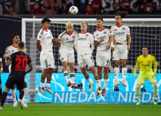 Alejandro Grimaldo sorgte mit seinem Freistoß für die frühe Bayer-Führung.
