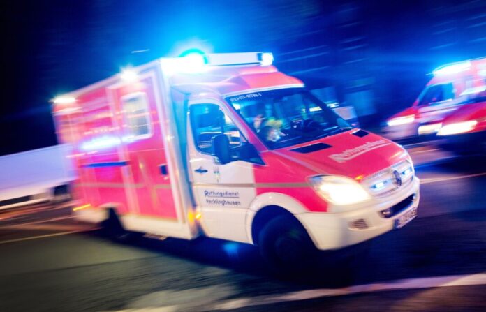 Bei dem Unfall wurden im Auto die 72 Jahre alte Beifahrerin und ein vier Jahre altes Kind schwer verletzt. (Symbolbild)