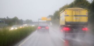 Wegen des Starkregens wird eine Autobahnpassage bei Leverkusen gesperrt.