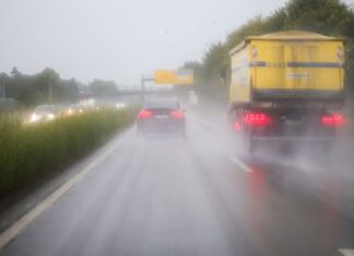 Wegen des Starkregens wird eine Autobahnpassage bei Leverkusen gesperrt.