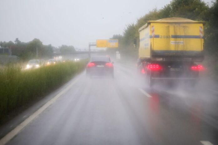 Wegen des Starkregens wird eine Autobahnpassage bei Leverkusen gesperrt.