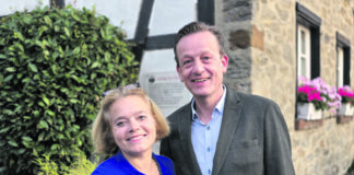 Martina und Rainer Vogt nach der Stichwahl. Enttäuscht aber auch Froh jetzt erst einmal entspannt Urlaub machen zu können, Bild: Alexander Heinz
