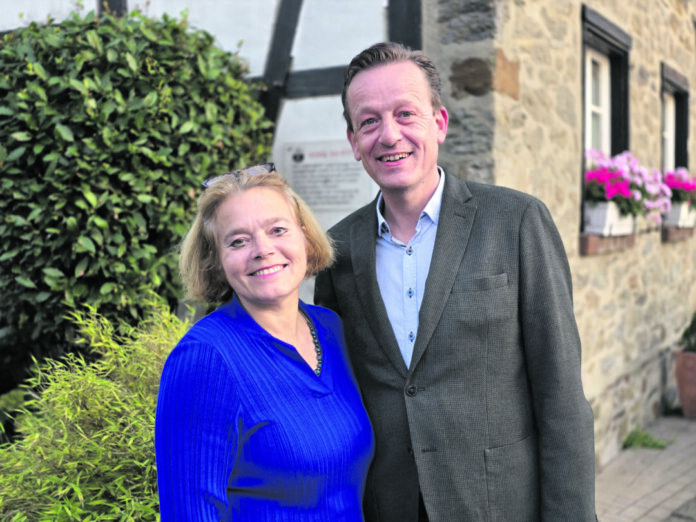 Martina und Rainer Vogt nach der Stichwahl. Enttäuscht aber auch Froh jetzt erst einmal entspannt Urlaub machen zu können, Bild: Alexander Heinz