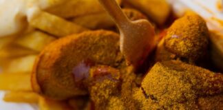 Wurst, Tomatensauce, englisches Curry: In «Peter Pomm's Pusztetten-Stube» wird Currywurst immer noch genauso zubereitet wie vor fast 90 Jahren.