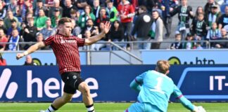 Hannovers Benjamin Källman scheitert an Bielefelds Torwart Jonas Kersken.
