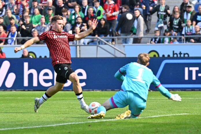 Hannovers Benjamin Källman scheitert an Bielefelds Torwart Jonas Kersken.