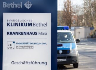 Im Zuge der wiederaufgenommenen Ermittlungen hatte es am Klinikum 2022 auch Durchsuchungen gegeben. (Archivbild)