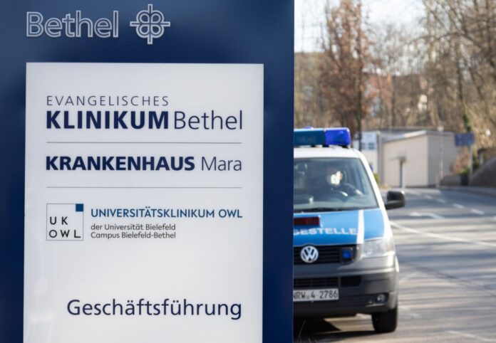 Im Zuge der wiederaufgenommenen Ermittlungen hatte es am Klinikum 2022 auch Durchsuchungen gegeben. (Archivbild)