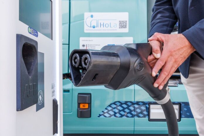 Ladekabel mit hoher Leistung: An der A2 gibt es einen neuen Ladepark für Elektro-Lastwagen