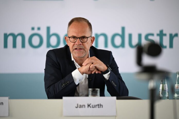 Möbelindustrie-Vertreter Jan Kurth Der Geschäftsführer des Verbandes der Küchenmöbelindustrie, Jan Kurth ist überzeugt, dass es bergauf geht mit der Branche.