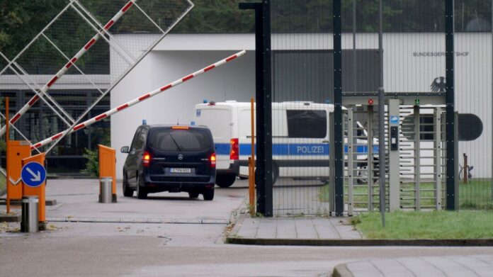 Die Polizei fährt auf das Gelände des Bundesgerichtshofes.