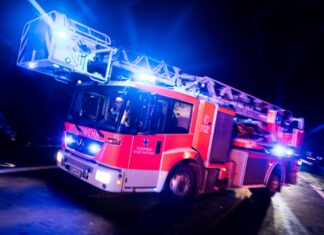 Ein Haus in Recklinghausen brennt. Die Feuerwehr rettet den Bewohner. (Symbolbild)