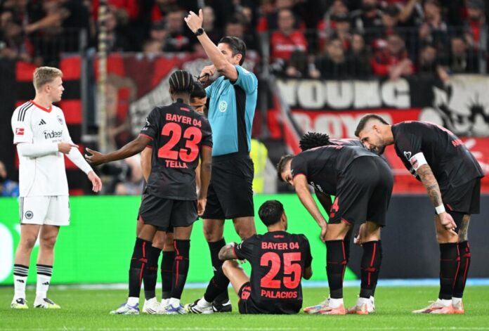 Exequiel Palacios (unten) fällt lange aus.