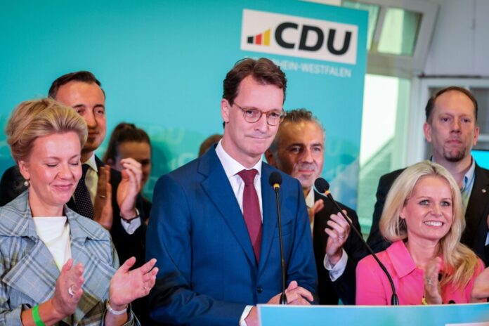 Kommunalwahlen in Nordrhein-Westfalen - Düsseldorf NRW-Ministerpräsident Hendrik Wüst (CDU) hat sich besorgt angesichts des starken Abschneidens der AfD geäußert, aber auch das Abschneiden der CDU gelobt.