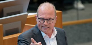 SPD-Oppositionsführer Jochen Ott setzt in der Haushaltsdebatte des nordrhein-westfälischen Landtags zum Rundumschlag gegen Schwarz-Grün an. 