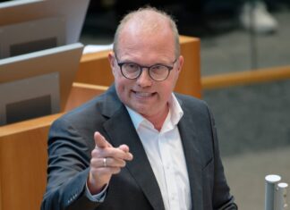 SPD-Oppositionsführer Jochen Ott setzt in der Haushaltsdebatte des nordrhein-westfälischen Landtags zum Rundumschlag gegen Schwarz-Grün an. 