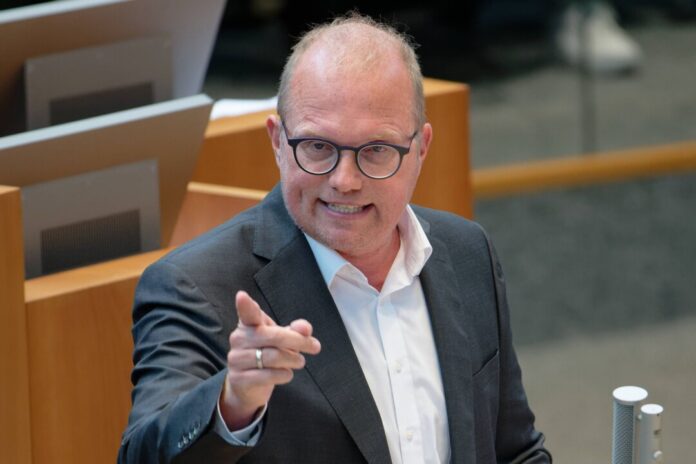 Haushaltsschlacht statt Harmonie in der 100. Landtagssitzung SPD-Oppositionsführer Jochen Ott setzt in der Haushaltsdebatte des nordrhein-westfälischen Landtags zum Rundumschlag gegen Schwarz-Grün an.