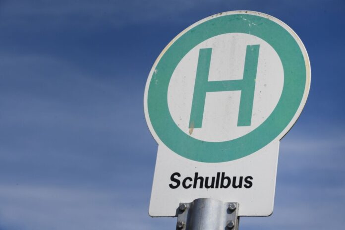 Ein Schulbus ist in Eschweiler in einen Unfall verwickelt worden - zehn Kinder wurden verletzt. (Illustration)