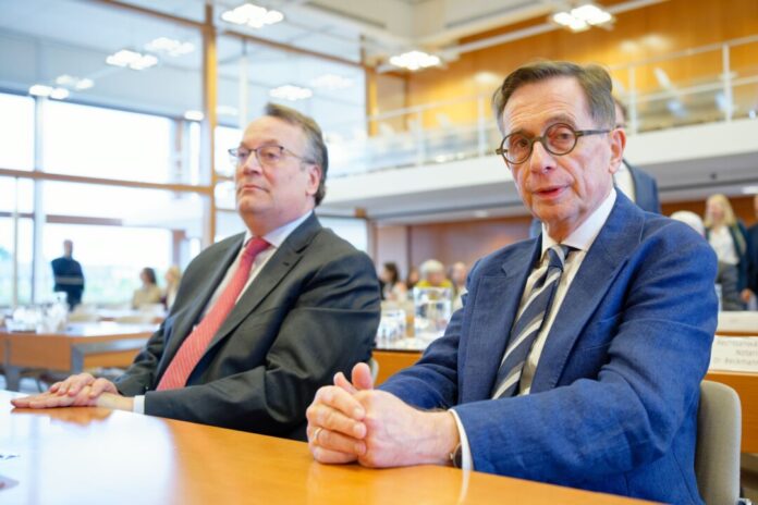 Notar a.D. Dietrich Hülsemann (r) hat sich durch die Instanzen geklagt.