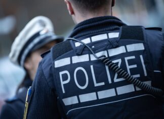 Nach einem Schuss auf ein abgestelltes Auto haben Spezialkräfte in Köln eine Wohnung durchsucht. (Symbolbild)