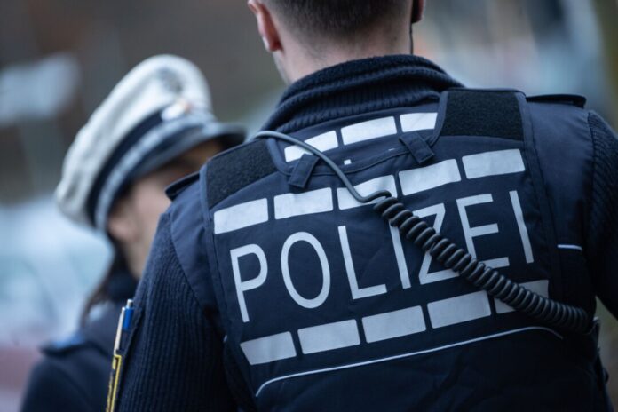 Nach einem Schuss auf ein abgestelltes Auto haben Spezialkräfte in Köln eine Wohnung durchsucht. (Symbolbild)